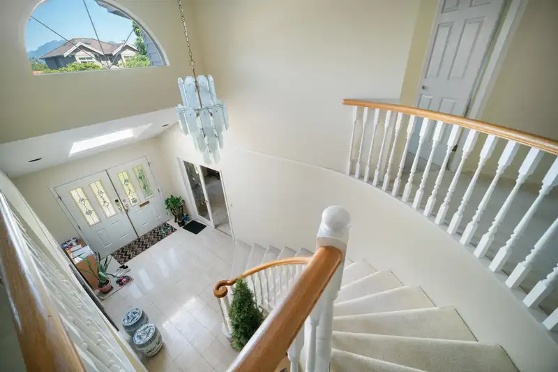 2718 OLIVER CRESCENT - photo 2 of 35