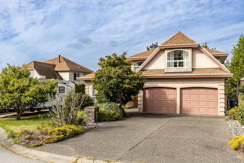 7865 154 STREET - photo 3 of 40