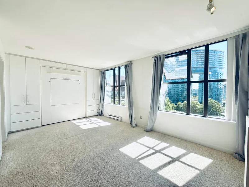 904 989 BEATTY STREET - photo 2 of 17