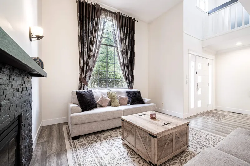 13698 58 AVENUE - photo 2 of 25