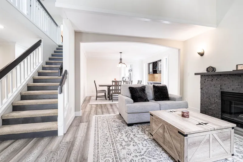 13698 58 AVENUE - photo 3 of 25