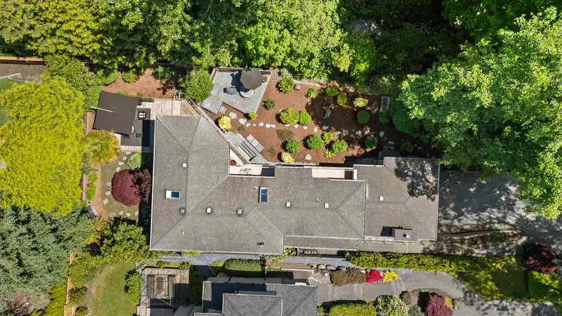 1907 ESQUIMALT AVENUE - photo 3 of 39