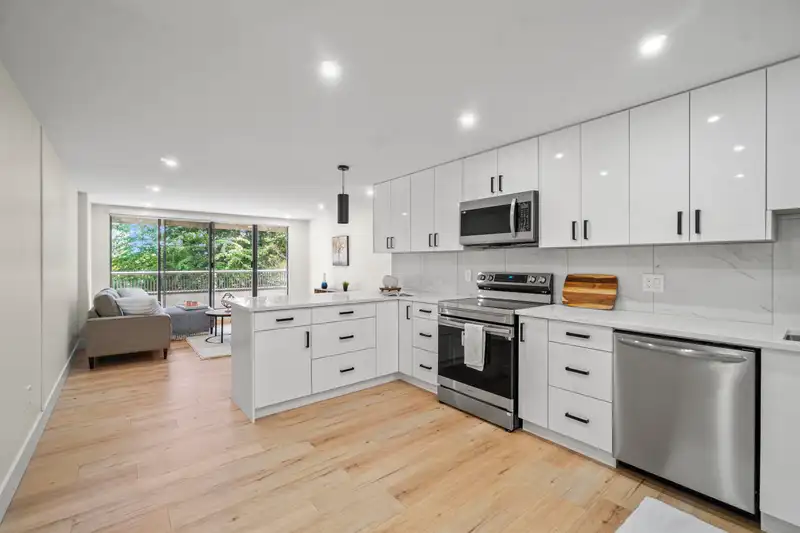 307 6595 WILLINGDON AVENUE - photo 1 of 16