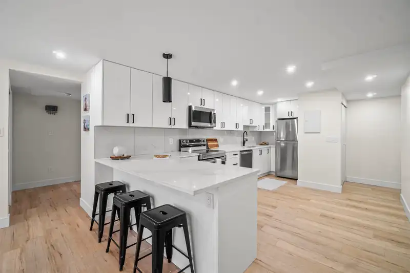 307 6595 WILLINGDON AVENUE - photo 4 of 16
