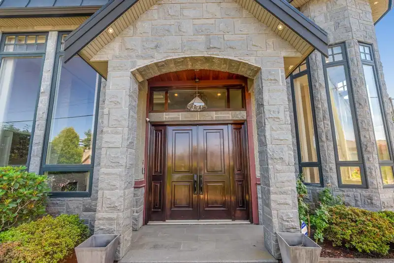5828 GIBBONS DRIVE - photo 2 of 31