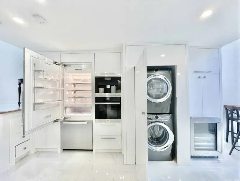 1235 ALBERNI STREET - photo 3 of 24