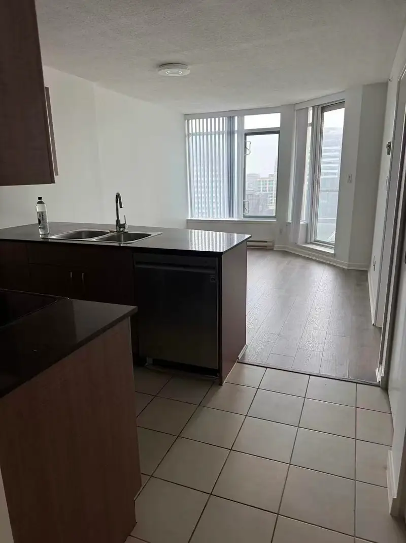 1715 610 GRANVILLE STREET - photo 2 of 9