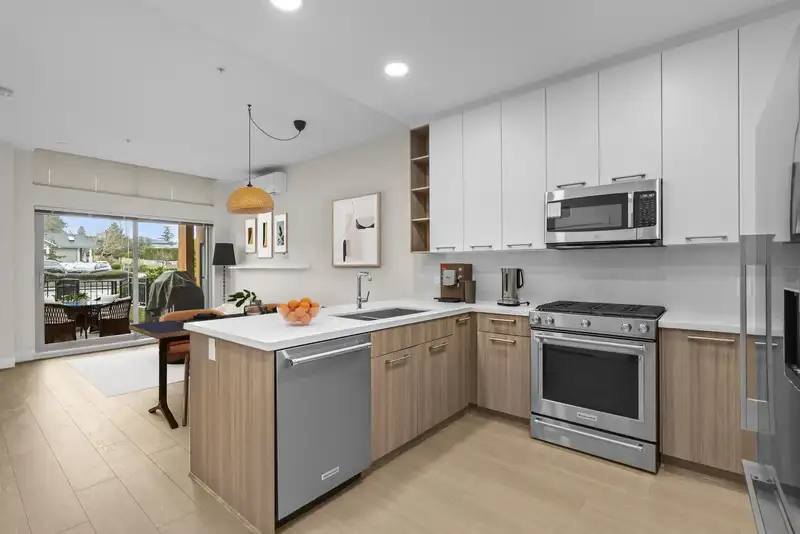 102 14022 NORTH BLUFF ROAD - photo 1 of 34