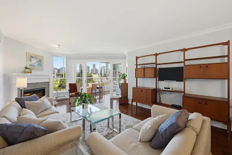 304 1490 PENNYFARTHING DRIVE - photo 3 of 40