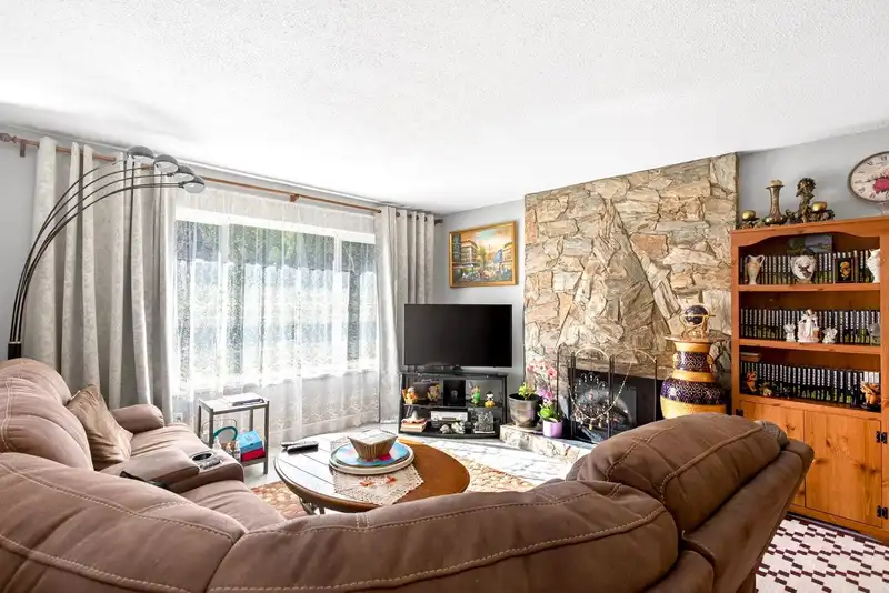 10842 144A STREET - photo 2 of 34