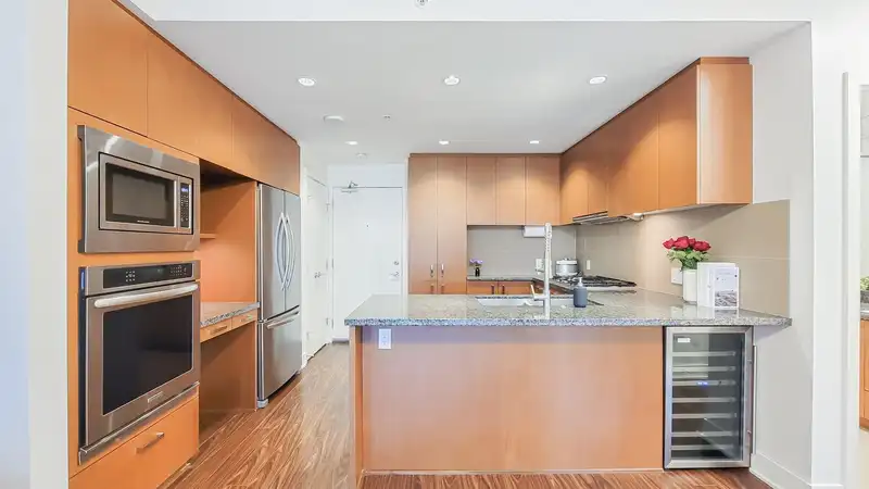 2101 3008 GLEN DRIVE - photo 3 of 21