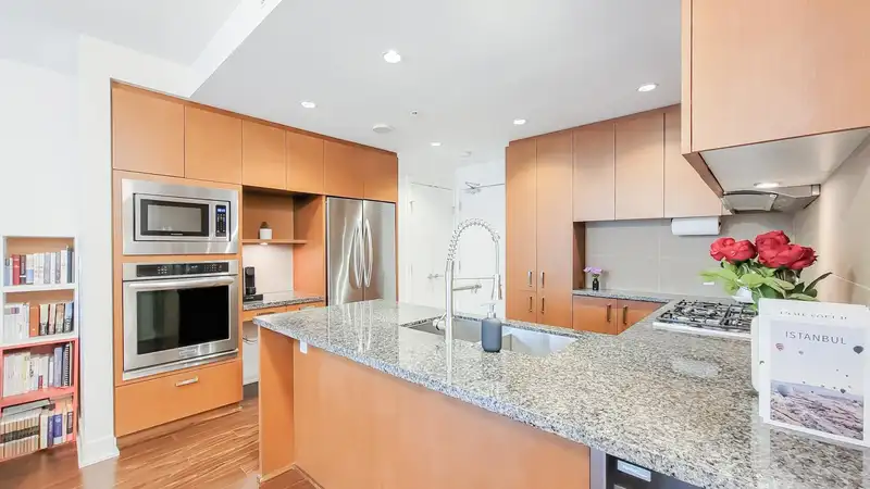 2101 3008 GLEN DRIVE - photo 4 of 21