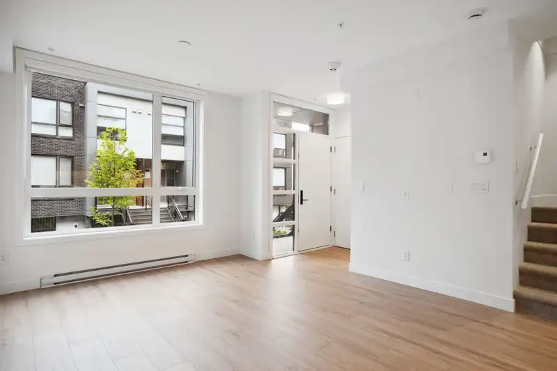 515 6085 IRMIN STREET - photo 4 of 19