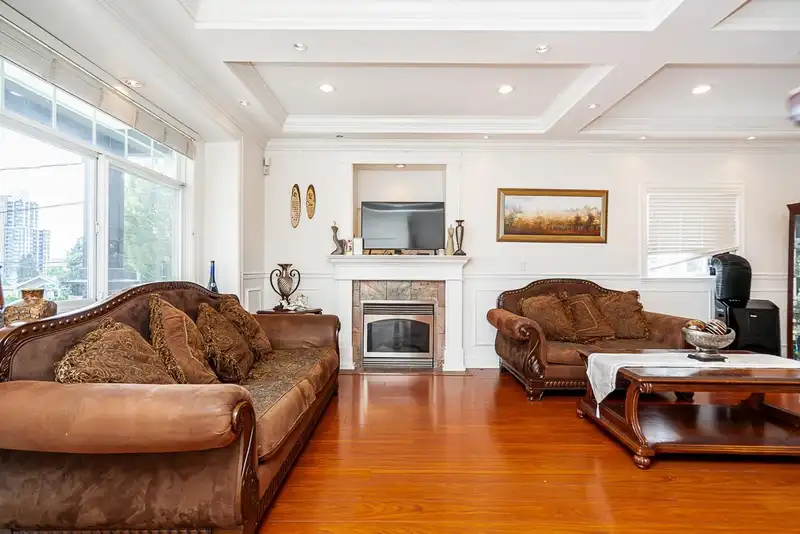 953A ALDERSON AVENUE - photo 4 of 37