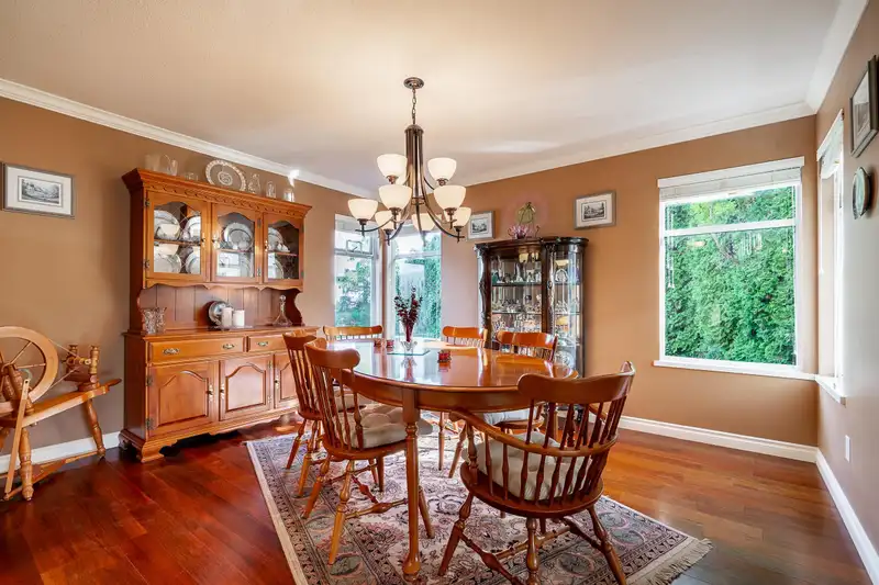 664 SWAN PLACE - photo 4 of 40