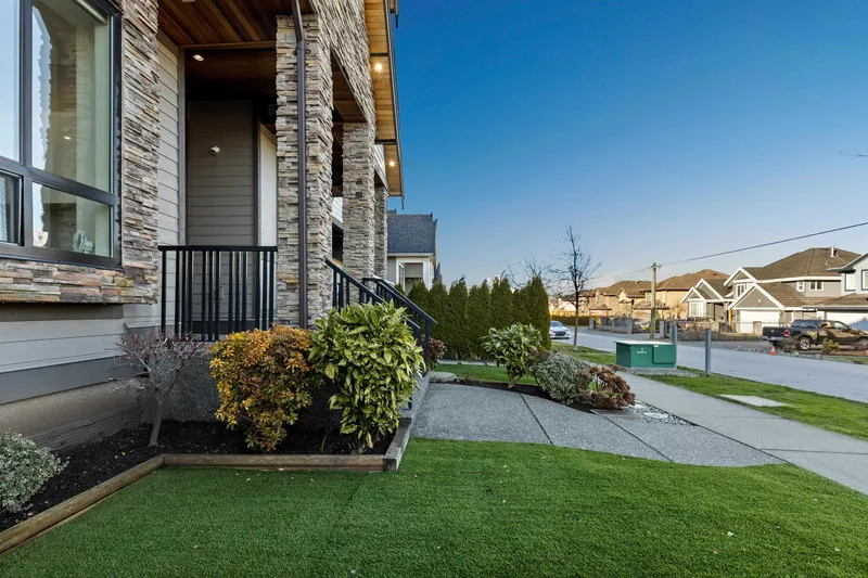 6631 121A STREET - photo 4 of 25