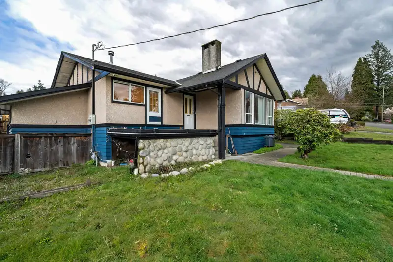 360 SEAFORTH CRESCENT - photo 2 of 32