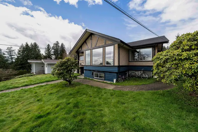 360 SEAFORTH CRESCENT - photo 3 of 32