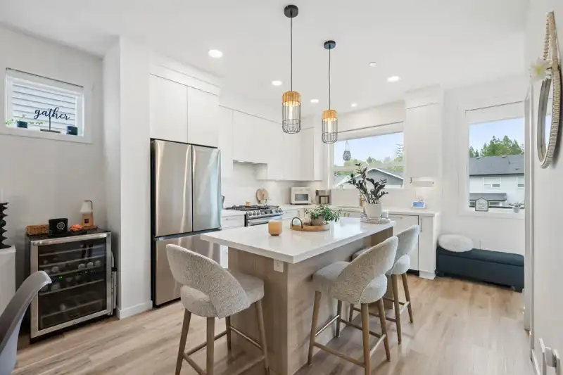 25097 112 AVENUE - photo 1 of 40