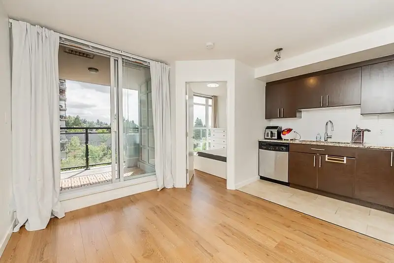 607 555 DELESTRE AVENUE - photo 3 of 24