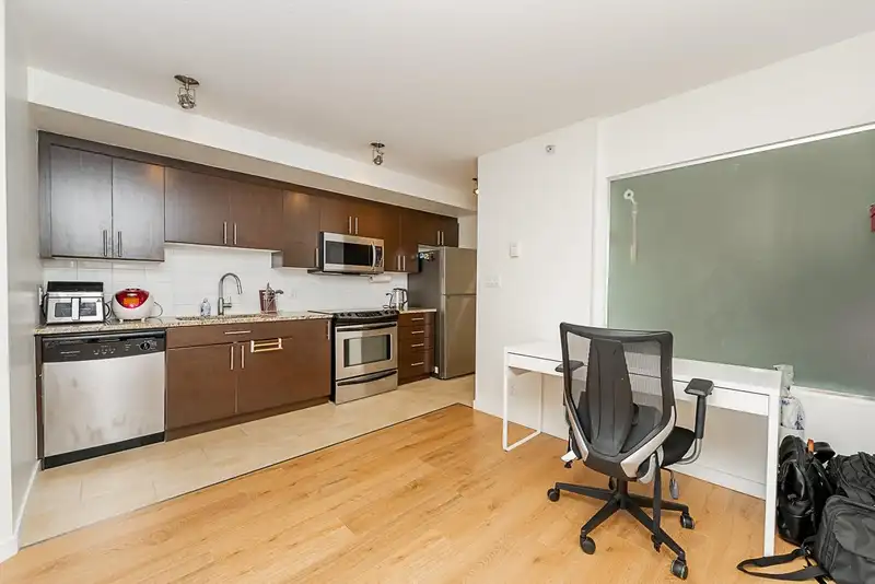 607 555 DELESTRE AVENUE - photo 4 of 24