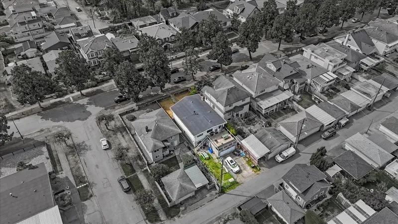 2593 E 25TH AVENUE - photo 4 of 10