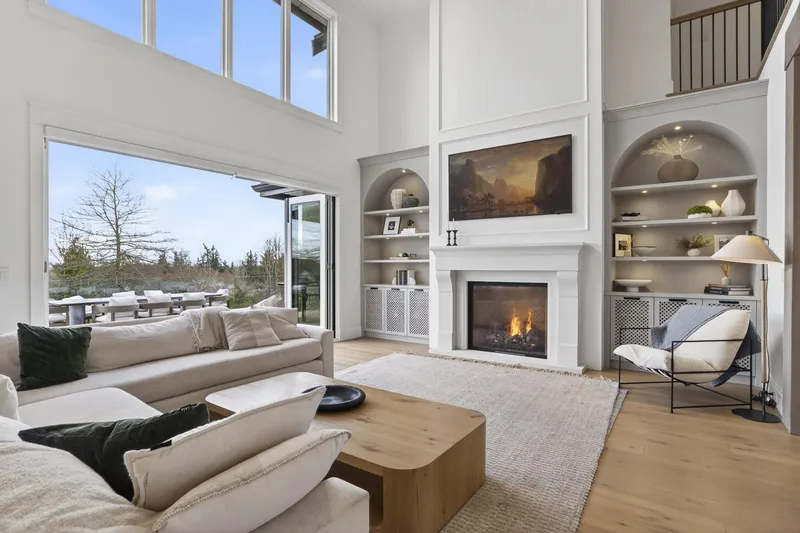 20055 2 AVENUE - photo 2 of 25