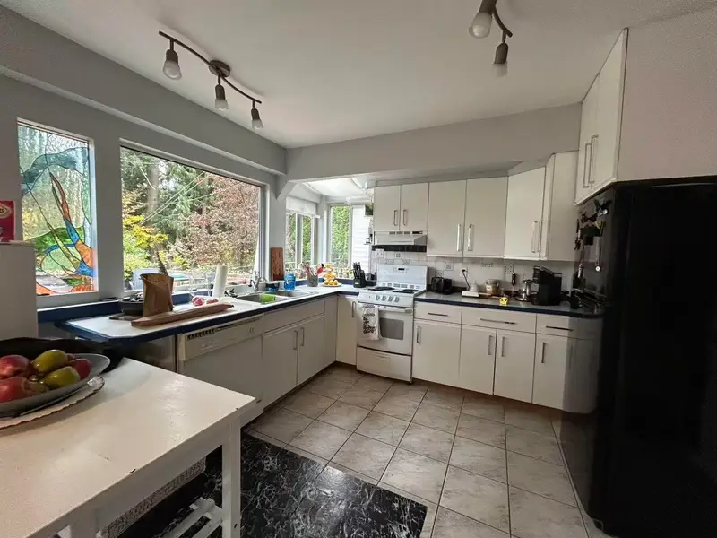 1381 EVERALL STREET - photo 4 of 23