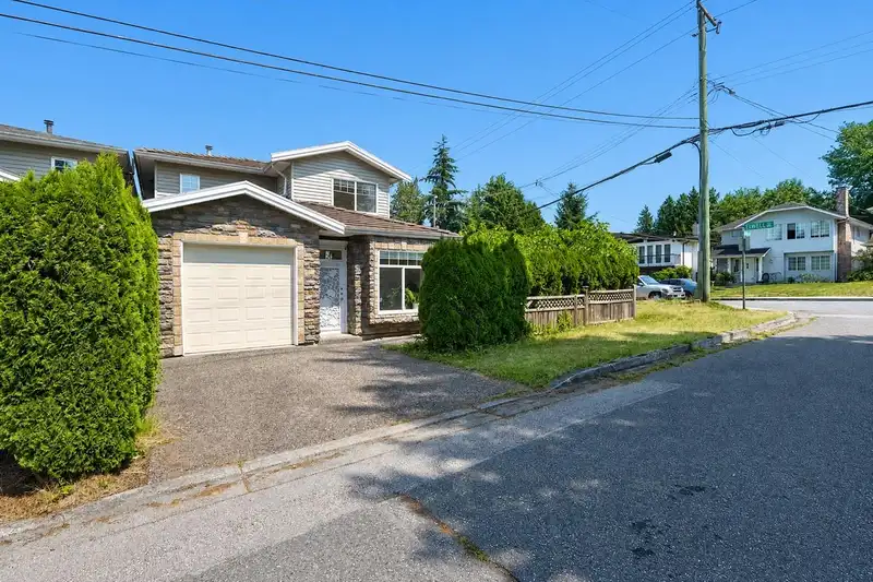 6890 KOALA CRESCENT - photo 3 of 37