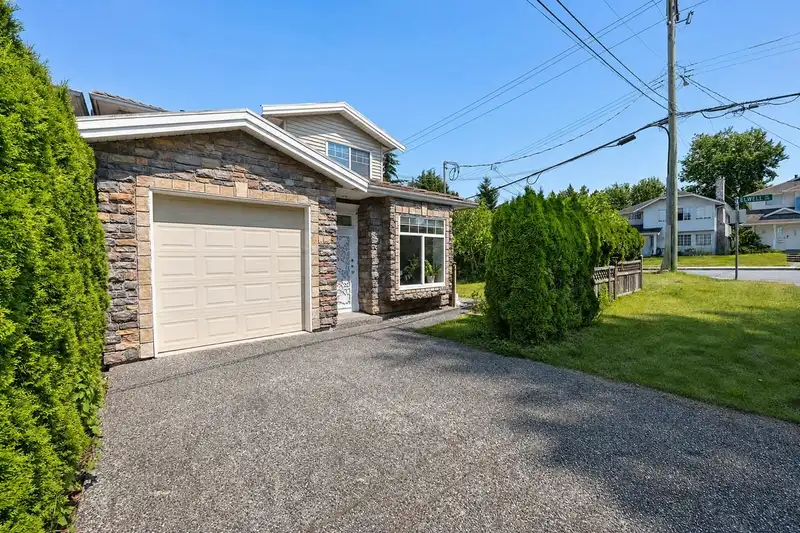 6890 KOALA CRESCENT - photo 4 of 37