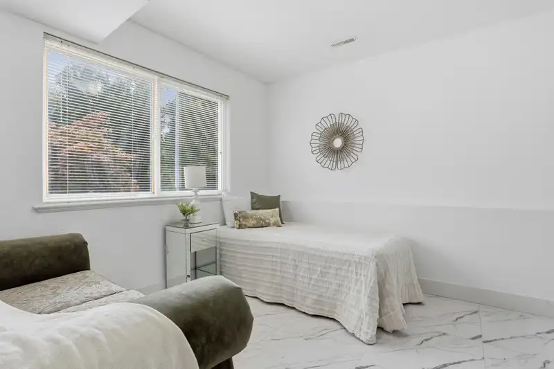 33497 11 AVENUE - photo 3 of 35