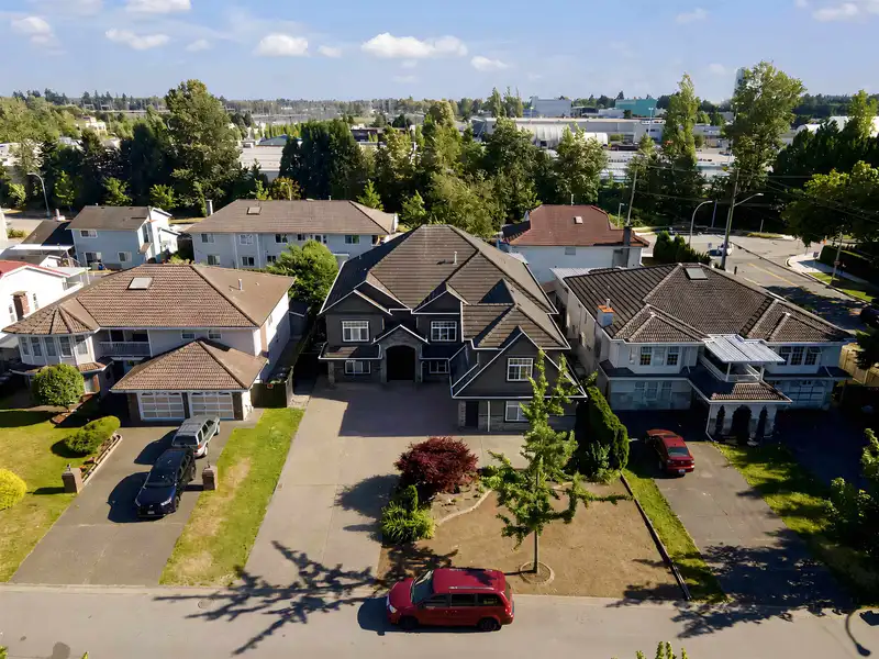 12420 90A AVENUE - photo 4 of 40