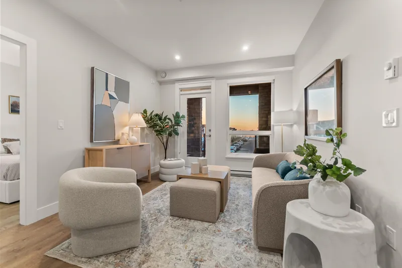 211 1942 STARLING DRIVE - photo 1 of 23