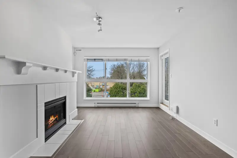 304 5500 LYNAS LANE - photo 1 of 25