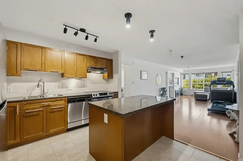 232 19673 MEADOW GARDENS WAY - photo 4 of 36