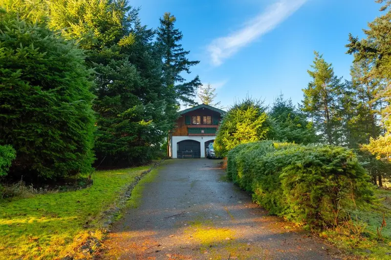 1684 WHITESAILS DRIVE - photo 1 of 25