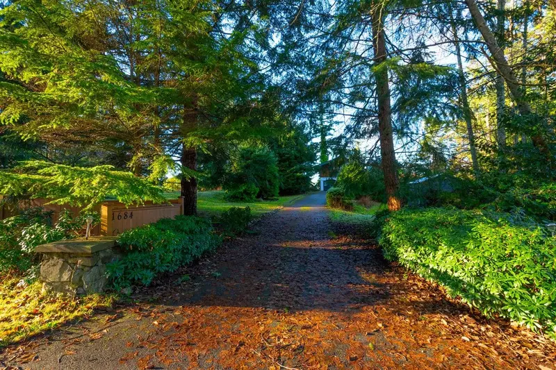 1684 WHITESAILS DRIVE - photo 2 of 25