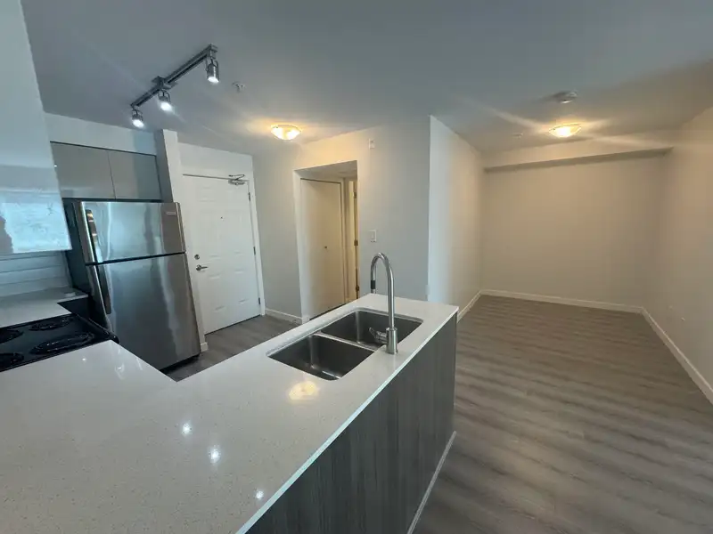 315 10688 140 STREET - photo 2 of 9