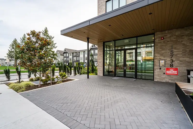 419 15738 85 AVENUE - photo 2 of 18