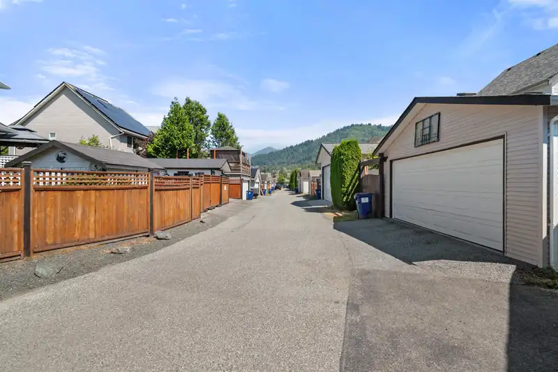 46415 BEDFORD PARKWAY - photo 3 of 40