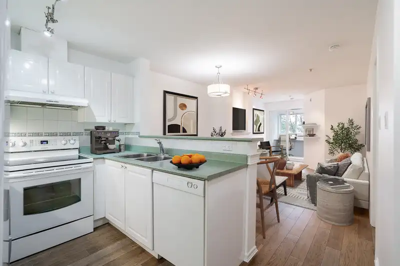 306 868 KINGSWAY - photo 1 of 33