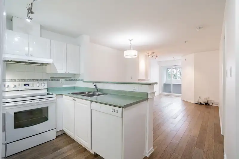 306 868 KINGSWAY - photo 2 of 33