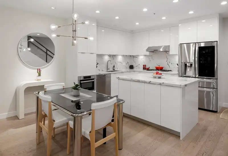 211 1961 COLLINGWOOD STREET - photo 4 of 40