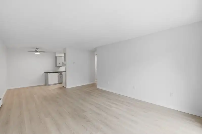 313 5450 EMPIRE DRIVE - photo 4 of 32