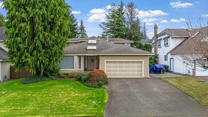 1841 WALNUT CRESCENT - photo 2 of 38