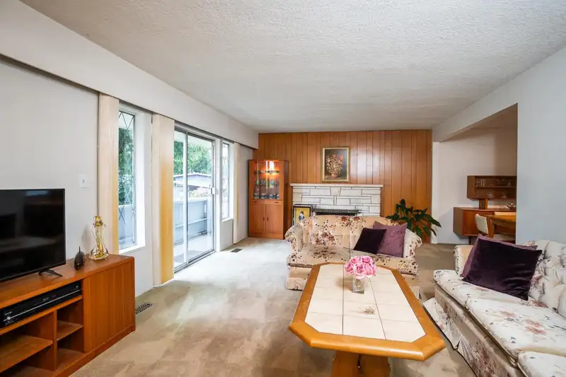 841 55A STREET - photo 4 of 26