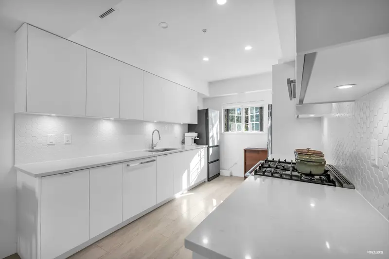 204 678 FAIRVIEW STREET - photo 3 of 18