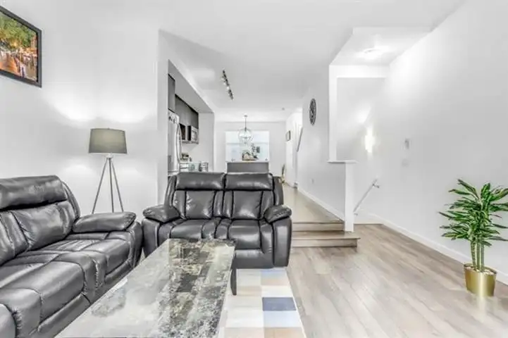 80 8168 136A STREET - photo 3 of 23
