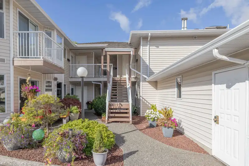 213 6875 121 STREET - photo 2 of 38