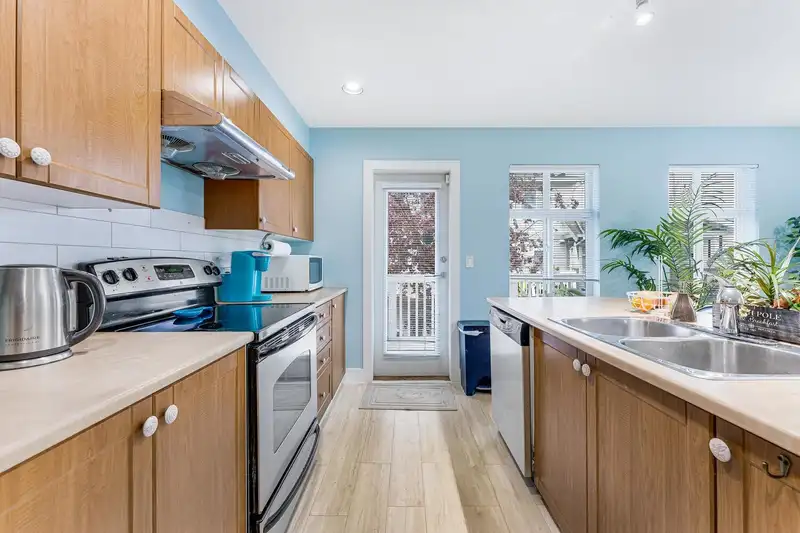 171 16177 83 AVENUE - photo 3 of 21